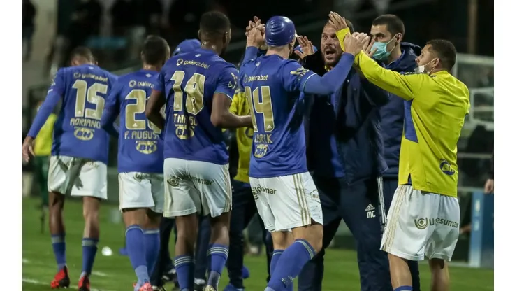 Jogadores do Cruzeiro, em campo contra o Coritiba (Foto: Robson Mafra/AGIF)