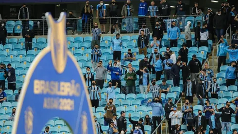 Torcida do Grêmio comparece ao treino para apoiar equipe antes do duelo contra o Juventude. (Foto: Pedro H. Tesch/AGIF)