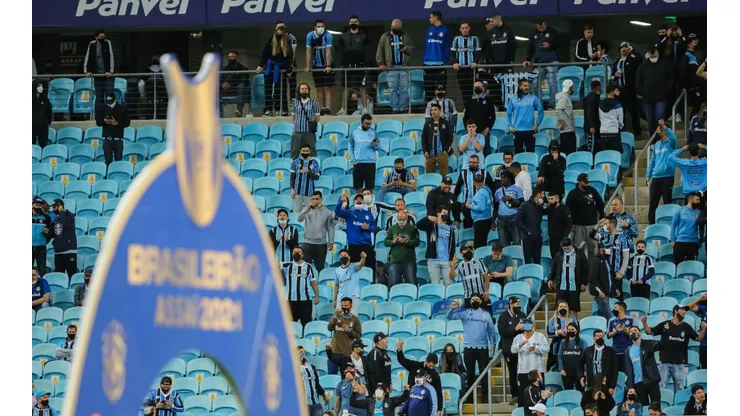 Torcida do Grêmio comparece ao treino para apoiar equipe antes do duelo contra o Juventude. (Foto: Pedro H. Tesch/AGIF)