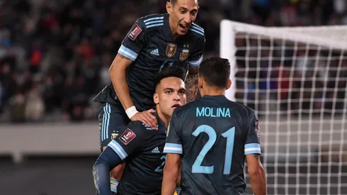 Lautaro Martínez comemora com os companheiros o gol marcado contra o Peru (Foto: Getty Images)