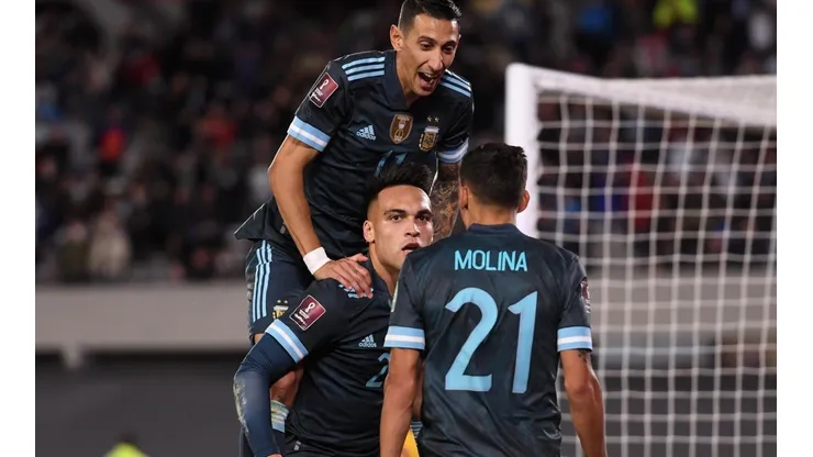 Lautaro Martínez comemora com os companheiros o gol marcado contra o Peru (Foto: Getty Images)