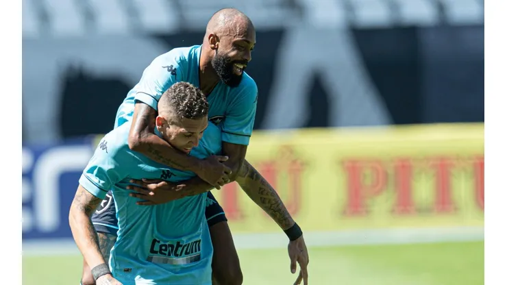 Chay e Rafael Navarro contribuiram para 32 dos 42 gols marcados pelo Botafogo na Série B (Foto: Jorge Rodrigues/AGIF)