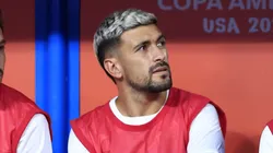 Arrascaeta no banco de reservas na partida contra a Colômbia, pelas quartas de final da Copa América.