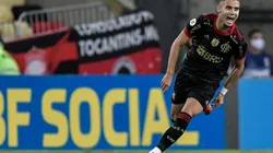 Jogador está no Flamengo emprestado pelo Manchester United, e possui opção de compra | Crédito: Thiago Ribeiro/AGIF