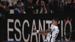 Gabriel Pereira comemora gol pelo Corinthians diante da Fiel. (Foto: Ettore Chiereguini/AGIF)
