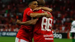 Patrick e Taison comemoram um dos gols do Internacional (Foto: Maxi Franzoi/AGIF)