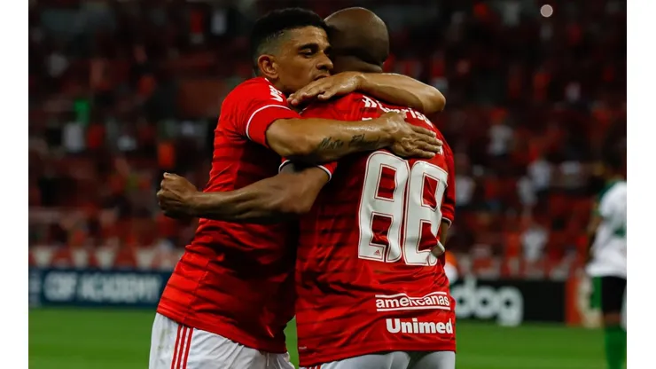 Patrick e Taison comemoram um dos gols do Internacional (Foto: Maxi Franzoi/AGIF)