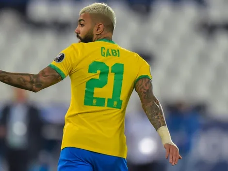 Flagra: Torcedores invadem CT e filmam Gabigol tomando banho