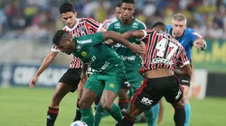 Jogadores de Cuiabá e São Paulo disputam a bola dentro de campo (Foto: Gil Gomes/AGIF)