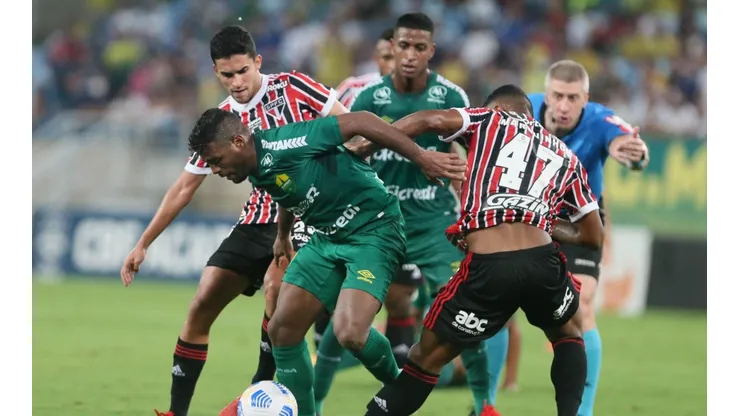 Jogadores de Cuiabá e São Paulo disputam a bola dentro de campo (Foto: Gil Gomes/AGIF)