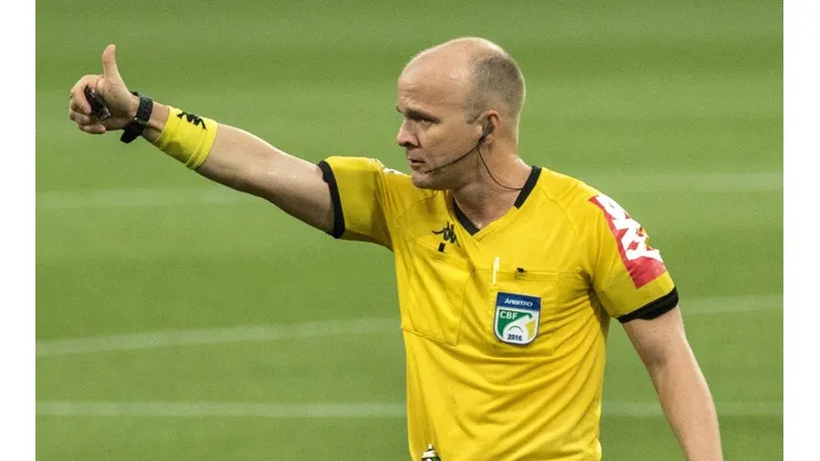 O árbitro Denis da Silva Ribeiro Serafim já foi alvo de protestos por parte do Botafogo em situação anterior | Crédito: Robson Mafra/AGIF