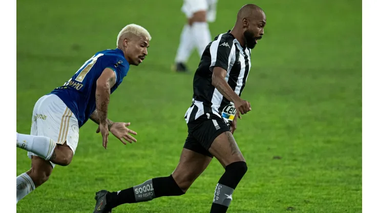 Chay foi o "cara" da partida do primeiro turno, marcando os três gols do Botafogo (Foto: Jorge Rodrigues/AGIF)