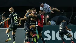Jogadores do Santos comemoram gol contra o Grêmio