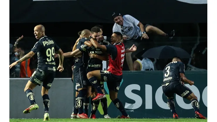Jogadores do Santos comemoram gol contra o Grêmio