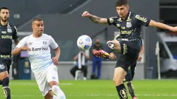 Velazquez afasta bola durante o primeiro tempo entre Santos e Grêmio (Fernanda Luz/AGIF)