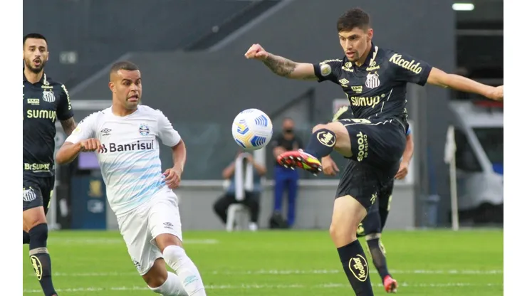 Velazquez afasta bola durante o primeiro tempo entre Santos e Grêmio (Fernanda Luz/AGIF)