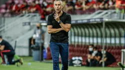 Sylvinho caminha pela beirada do campo durante jogo entre Sport e Corinthians (Paulo Paiva/AGIF)