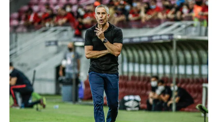 Sylvinho caminha pela beirada do campo durante jogo entre Sport e Corinthians (Paulo Paiva/AGIF)