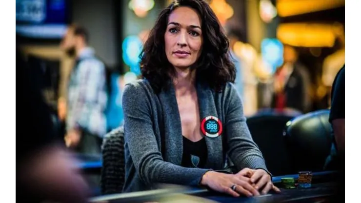 Kara Scott explica o que não fazer em uma mesa de poker (Foto: Divulgação 888poker)