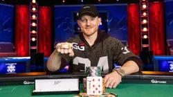 Jason Koon ganhou o primeiro bracelete dele (Foto: Hayley Hochstetler/PokerNews)
