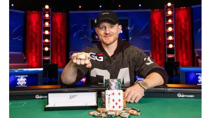 Jason Koon ganhou o primeiro bracelete dele (Foto: Hayley Hochstetler/PokerNews)