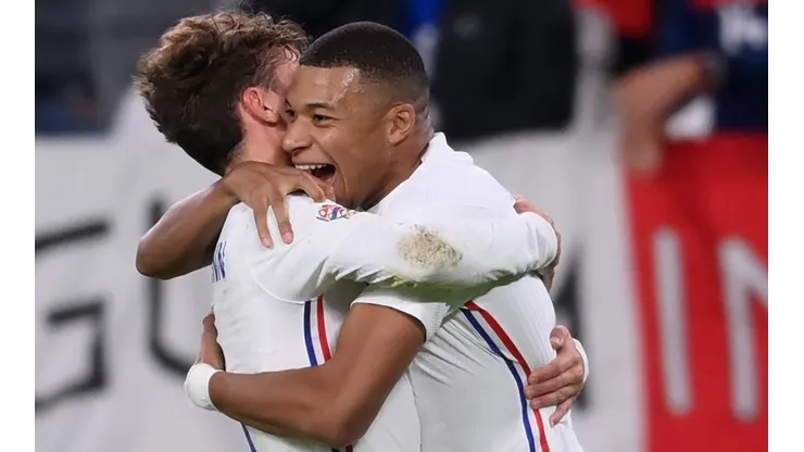 Griezmann abraça Mbappé após gol contra a Bélgica (Getty Images)