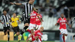 O jogador permaneceu em campo mesmo após o choque | Crédito: Jorge Rodrigues/AGIF