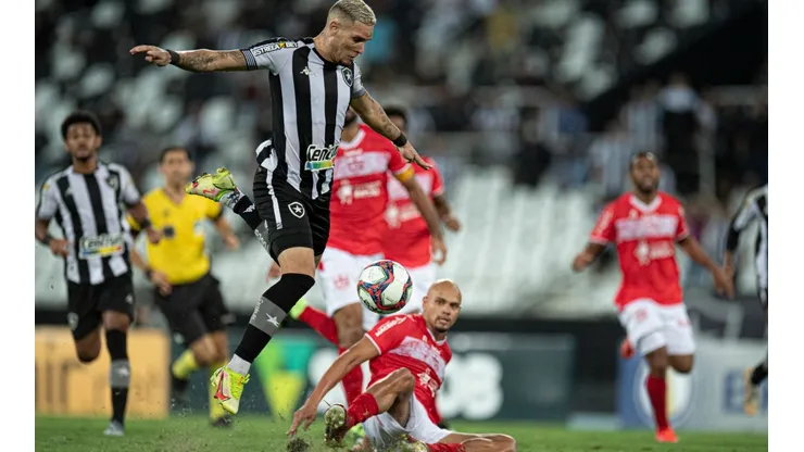 O jogador permaneceu em campo mesmo após o choque | Crédito: Jorge Rodrigues/AGIF