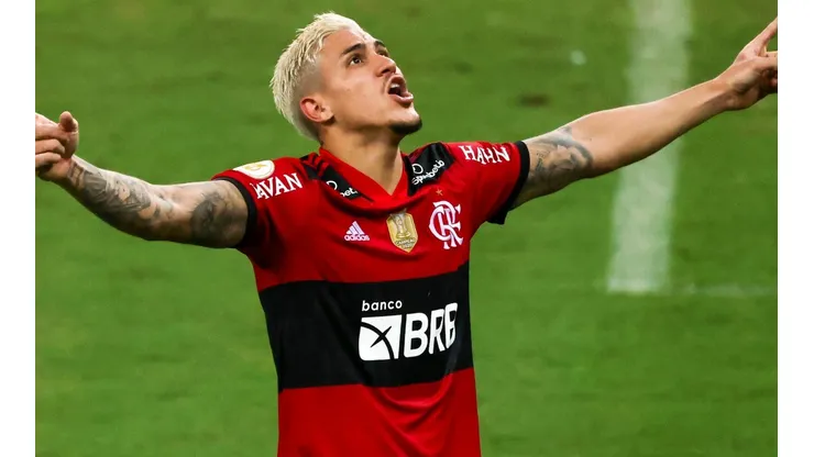 Pedro comemora gol com a camisa do Flamengo (Foto: Getty Images)