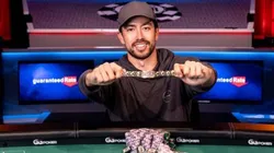 Tyler Cornell recebeu o primeiro bracelete da carreira (Foto: Melissa Haereiti/PokerNews)