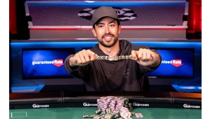 Tyler Cornell recebeu o primeiro bracelete da carreira (Foto: Melissa Haereiti/PokerNews)