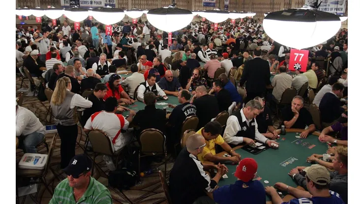Salão lotado da WSOP em edições do passado (Foto: Getty Images)