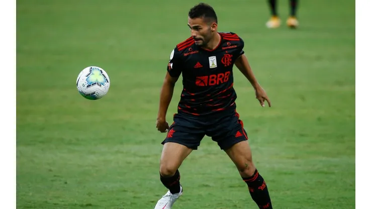 Thiago Maia pode retornar ao time titular do Flamengo no jogo contra o Bragantino