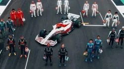 Os pilotos da F1 ao lado do novo carro, cujo projeto é para a temporada 2022. (Foto: Divulgação F1)