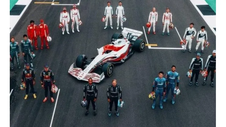 Os pilotos da F1 ao lado do novo carro, cujo projeto é para a temporada 2022. (Foto: Divulgação F1)