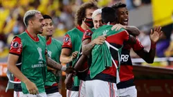 Jogadores do Flamengo comemorando gol na Libertadores (Foto: Franklin Jacome / Getty Images)