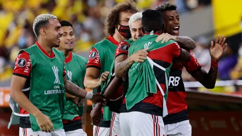 Jogadores do Flamengo comemorando gol na Libertadores (Foto: Franklin Jacome / Getty Images)