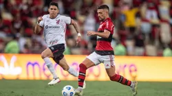 Arrascaeta recebeu o terceiro cartão amarelo por deixar o braço e atingir Christian | Crédito: Thiago Ribeiro/AGIF