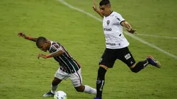 John Kennedy em ação contra o Atlético-MG (Foto: Bruna Prado/Getty Images)