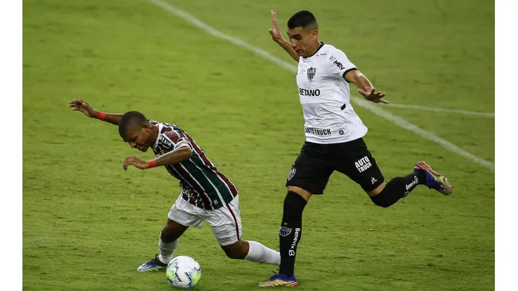 John Kennedy em ação contra o Atlético-MG (Foto: Bruna Prado/Getty Images)