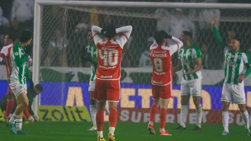 Jogadores do Internacional lamentam chance perdida. Foto: Luiz Erbes/AGIF