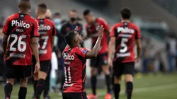 Nikão comemora o gol marcado contra o Peñarol (Foto: Getty Images)