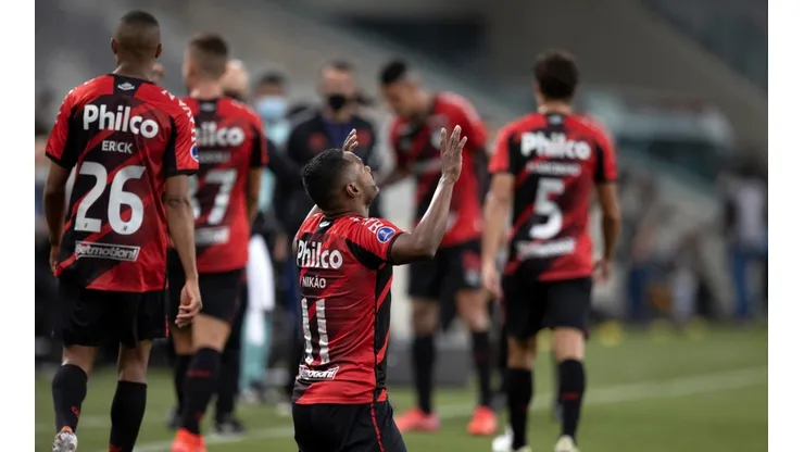 Nikão comemora o gol marcado contra o Peñarol (Foto: Getty Images)