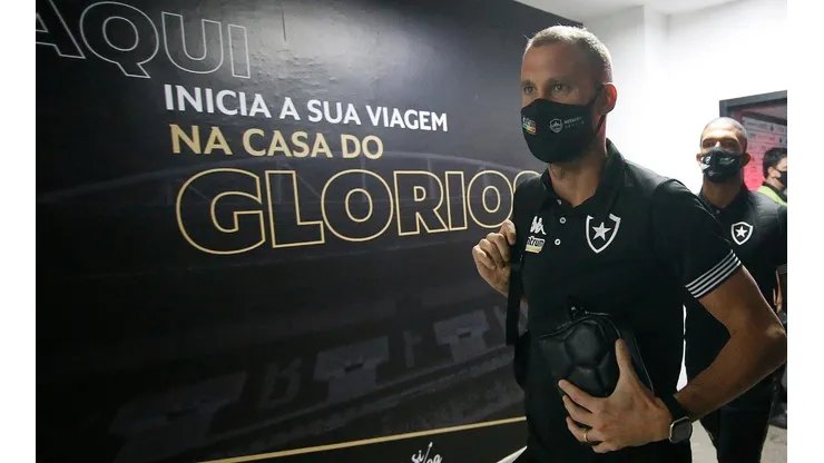 Joel Carli lamentou derrota de virada do Botafogo (Foto: Vitor Silva/Botafogo)