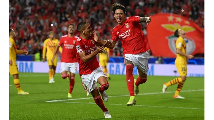 Darwin Núñez comemora um dos gols marcados diante do Barcelona (Foto: Getty Images)