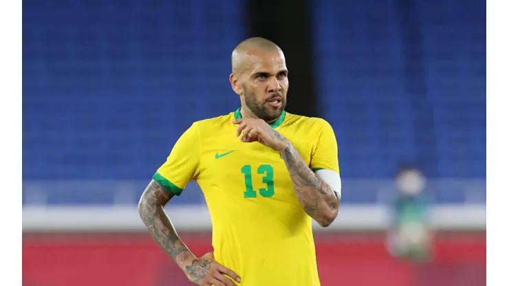 Daniel Alves responde ídolo do São Paulo sobre a sua grandeza no clube. (Foto: Getty Images)