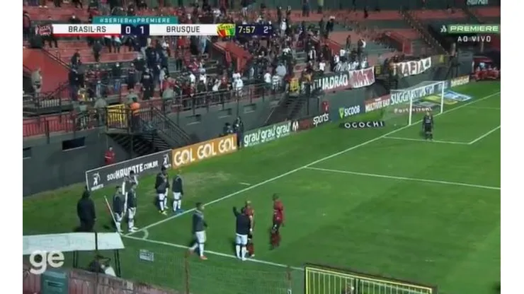 Zagueiro Sandro, do Brusque, acusa torcedor do Brasil-RS de racismo durante jogo da Série B. (Foto: Reprodução TV)