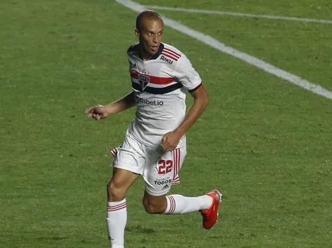 Miranda treina com o filho no CT da Barra Funda em integração da base com o profissional