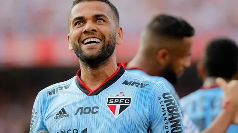 Dani Alves: elogiou Petraglia em entrevista (Foto: Daniel Vorley/AGIF)