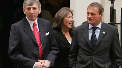 Martin Peters (esquerda) e Roger Hunt (direita) em reunião com outros membros das seleções da Alemanha e da Inglaterra na Copa do Mundo de 1966 | Crédito: Getty images